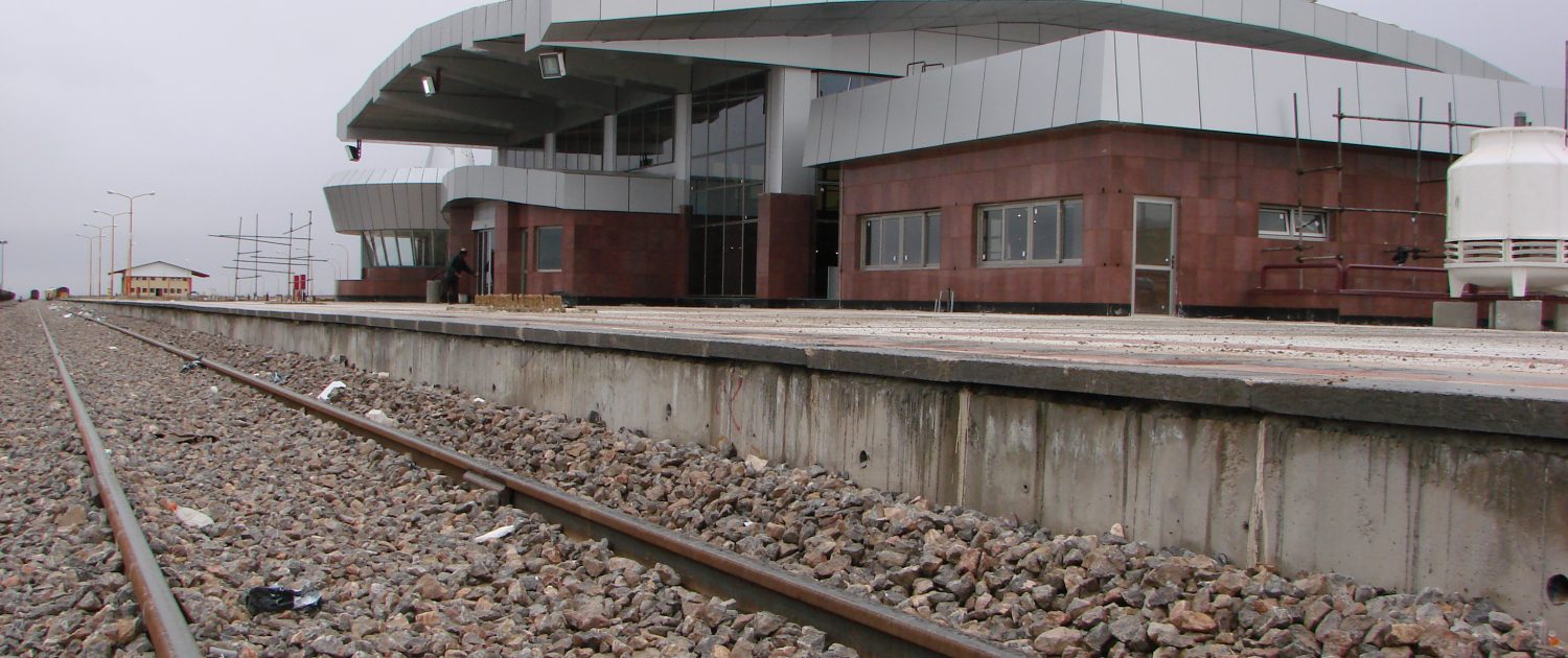اجرای عملیات ساختماني ، تأسيساتي و محوطه سازي ايستگاه راه آهن اقليد